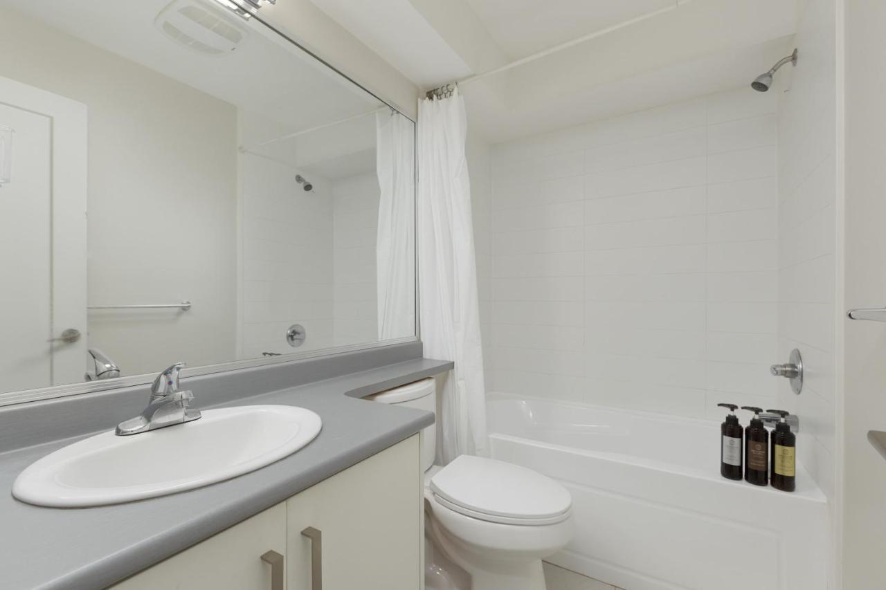 Tastefully Furnished And Newly Updated 2 Bd Central Lynn Valley North Vancouverヴィラ エクステリア 写真